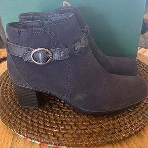 👢 Clark’s Navy Suede Bootie 👢